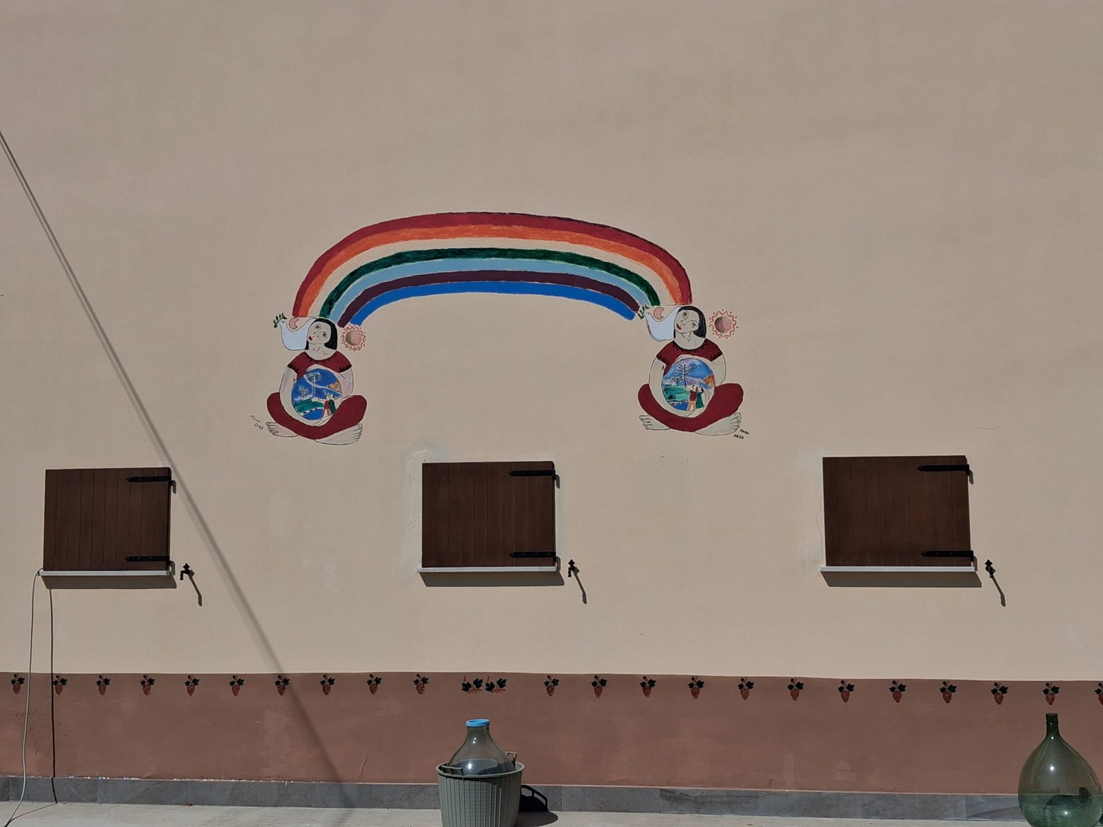 L'acetaia dal retro, con l'arcobaleno dipinto sul muro