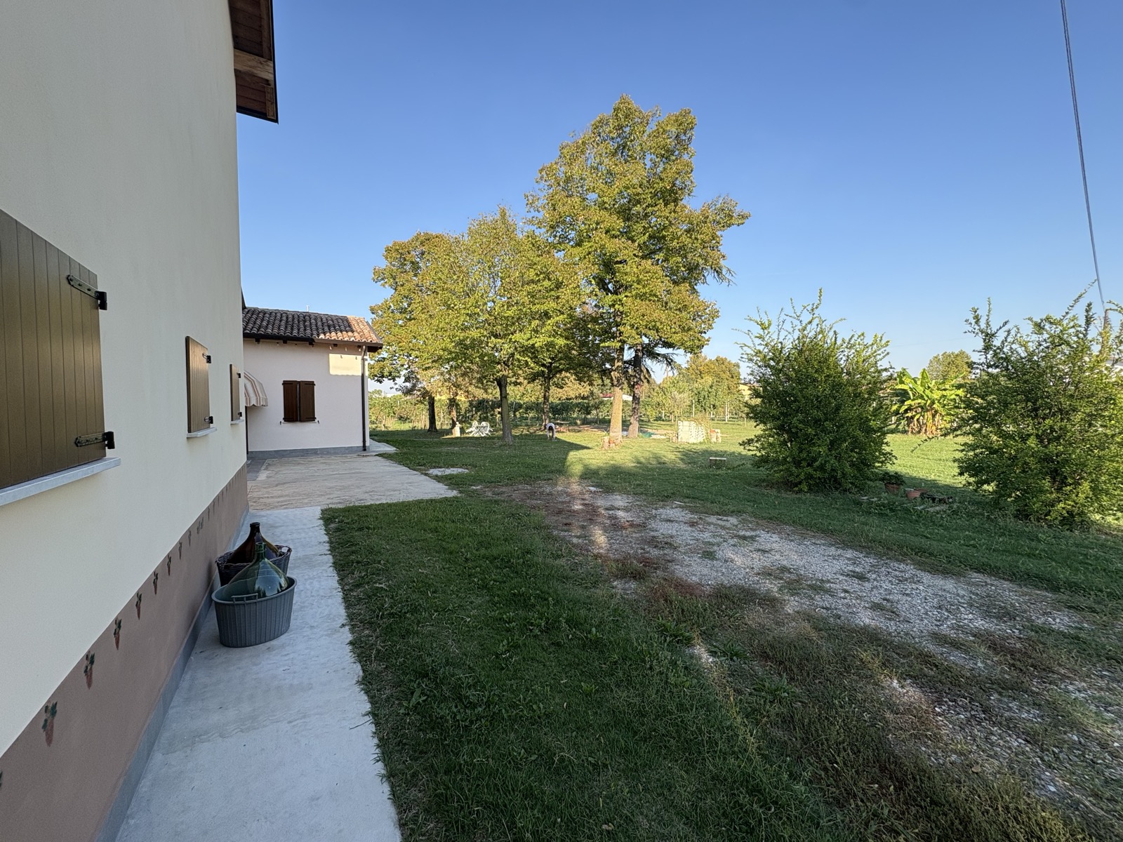 Spazio esterno con le damigiane