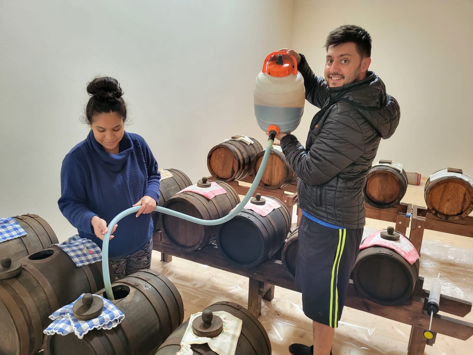 Leonardo e Talita durante i travasi